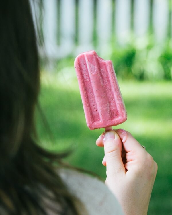 Creamy strawberry popsicles