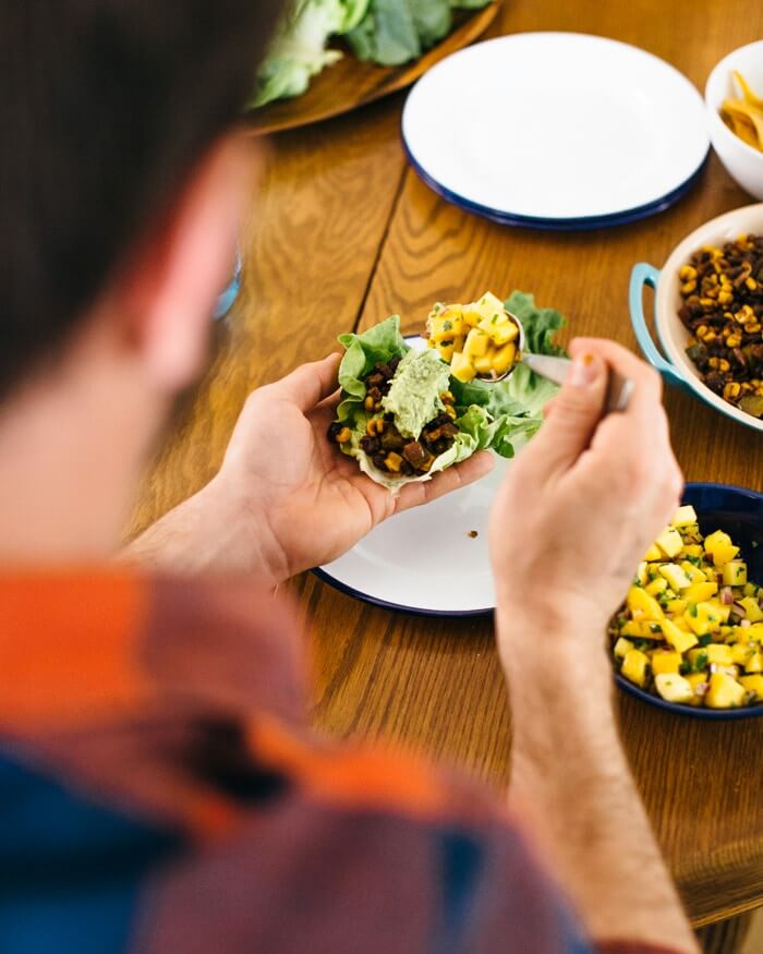 Vegetarian Lettuce Wraps | Vegan lettuce wraps with chipotle black bean filling