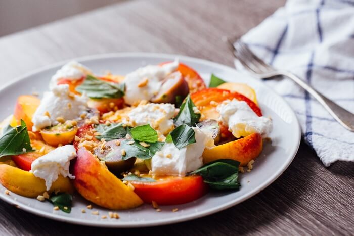Peach & burrata caprese salad | peach burrata salad