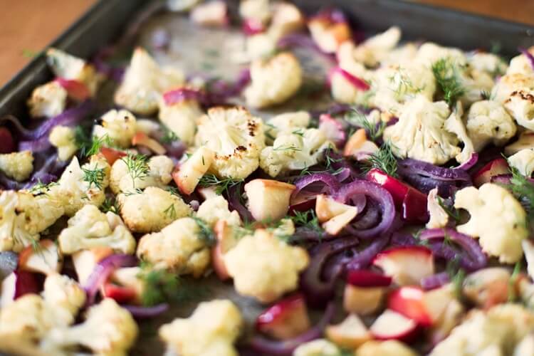 Roasted apples with cauliflower and dill