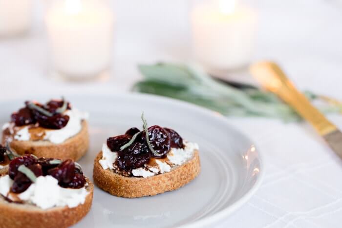 Cherry and Goat Cheese Crostini | Cherries and cheese | Winter appetizers