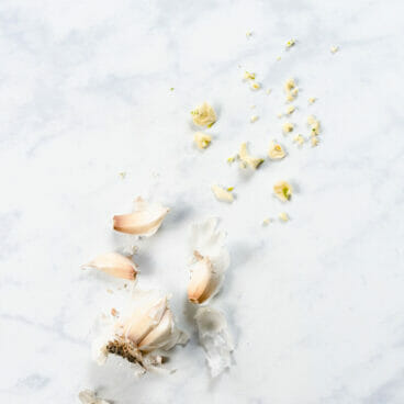 How to mince garlic