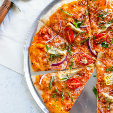 Artichoke & tomato pizza