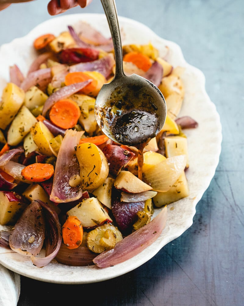 Drizzling sauce on braised vegetables
