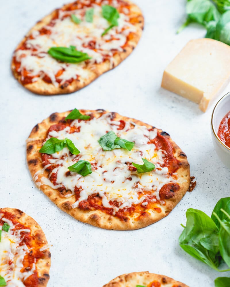 Naan pizza