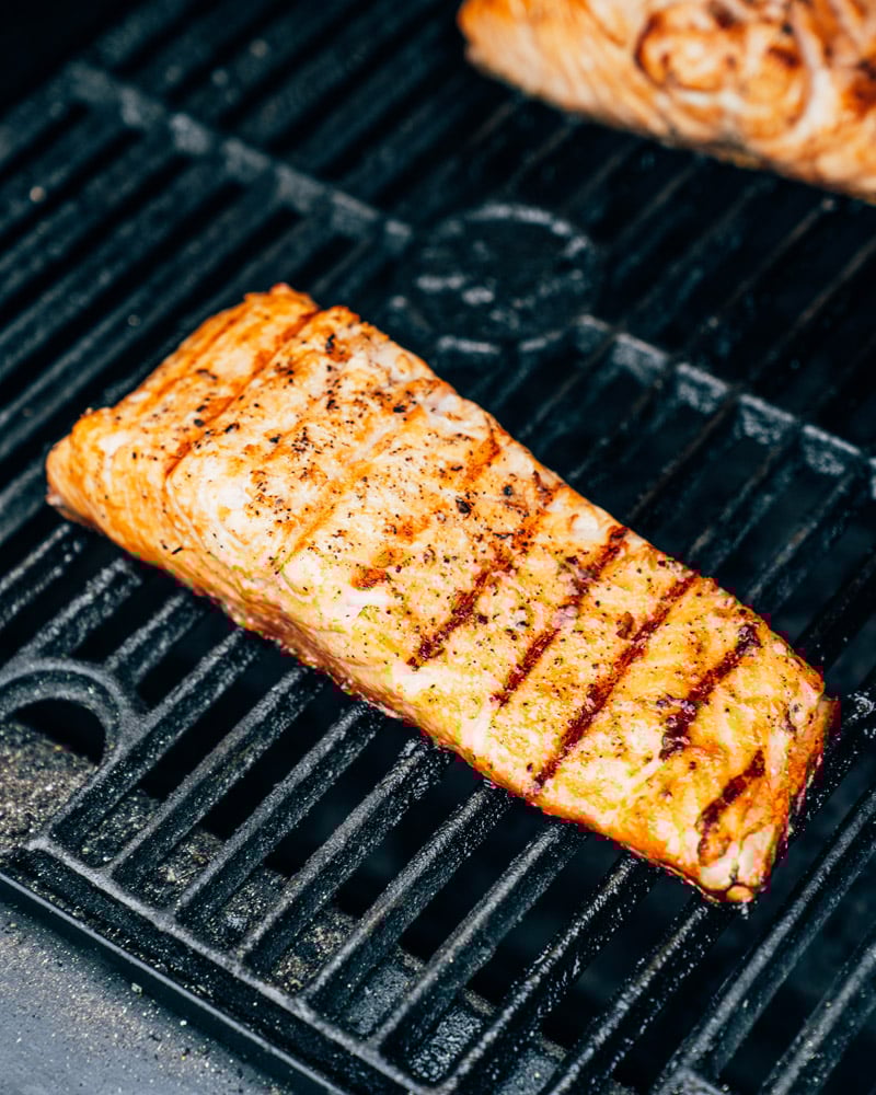 Grilling marinated salmon