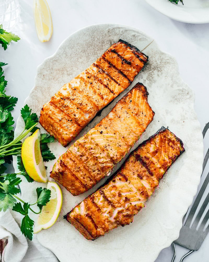 Grilling marinated salmon