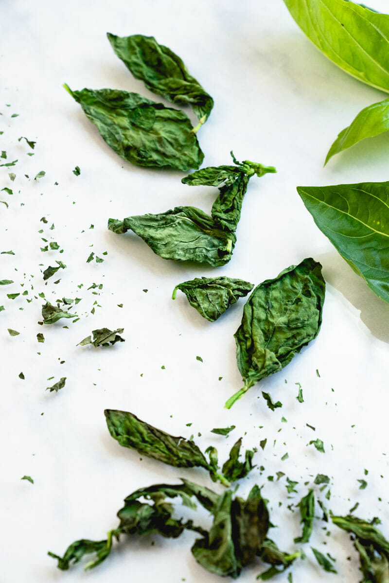 How to dry basil