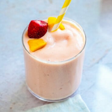 Strawberry mango smoothie