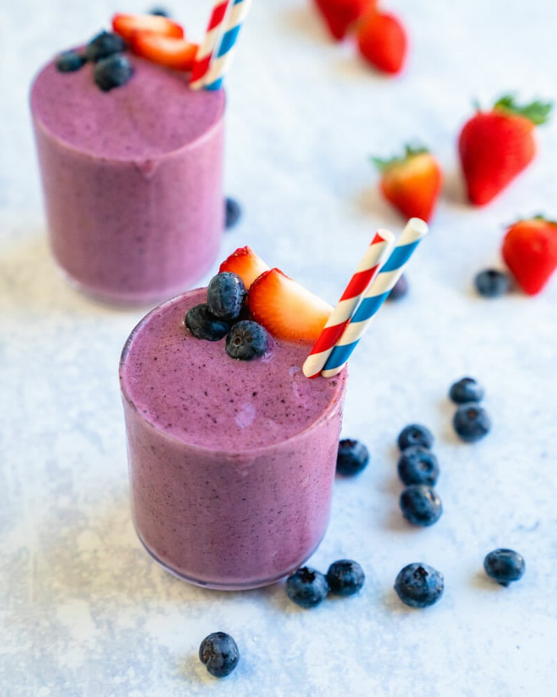 How to make a strawberry blueberry smoothie