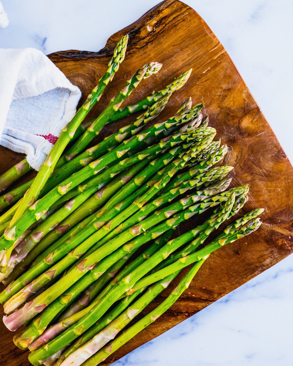 Asparagus on cutting board