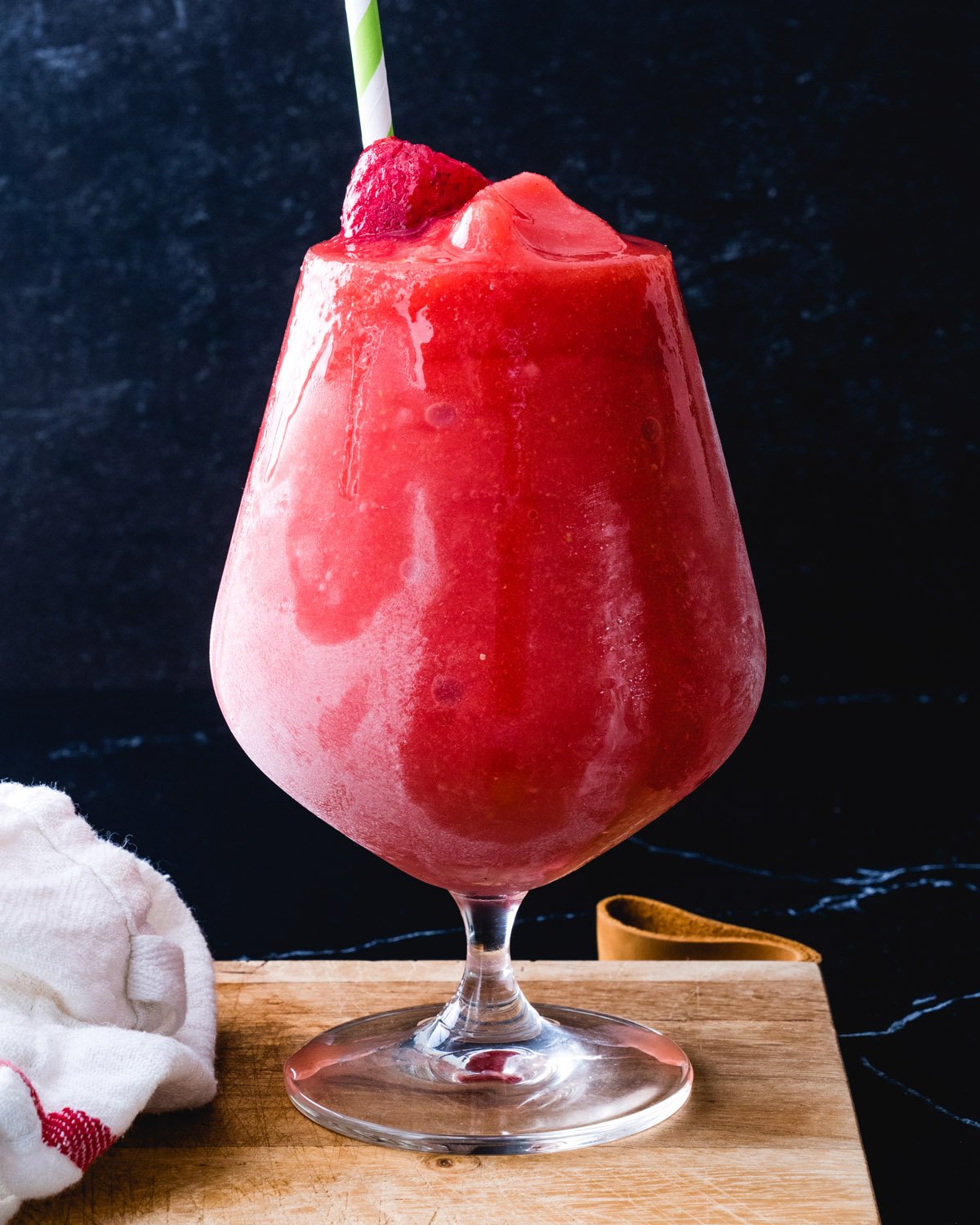 Strawberry daiquiri recipe: daiquiri in glass with straw