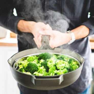 How to steam vegetables: steamed broccoli in steamer