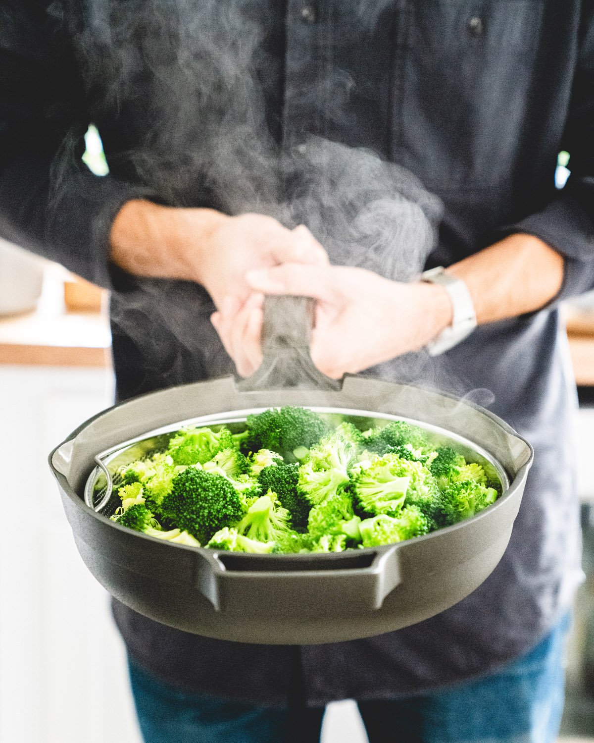 How to steam vegetables: steamed broccoli in steamer