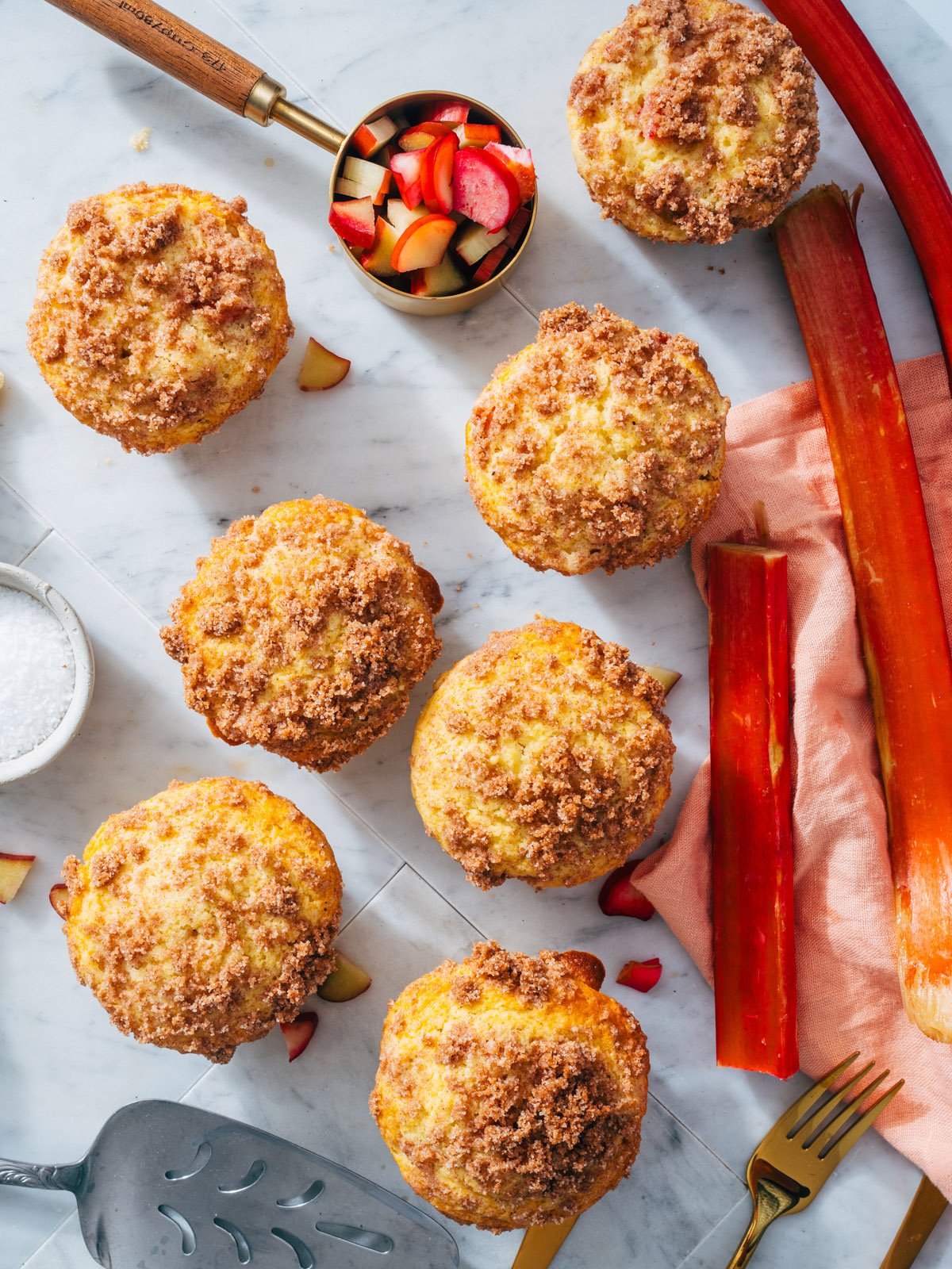 Rhubarb recipes: rhubarb muffins with rhubarb stalks