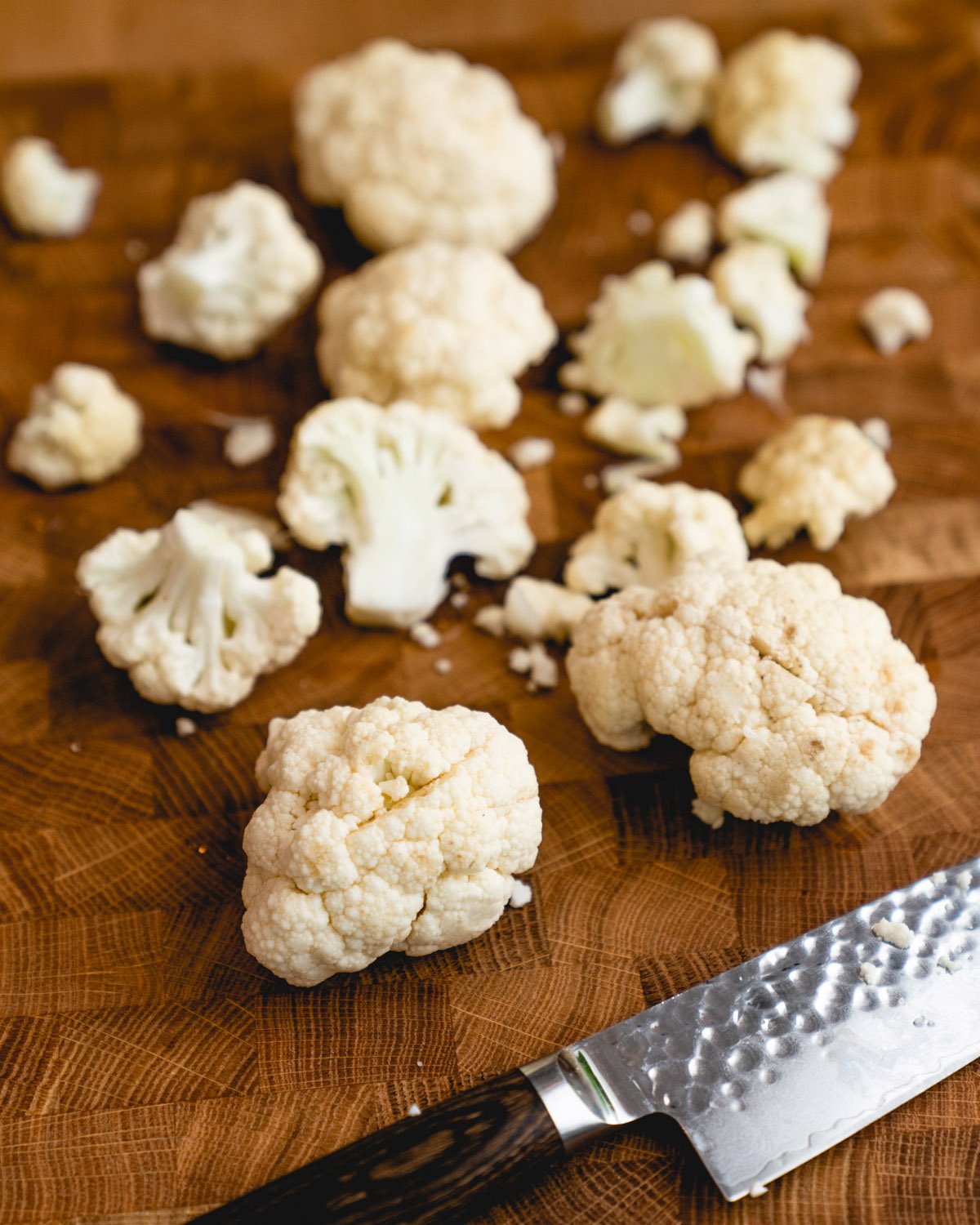 Cauliflower salad step 1: Chop the cauliflower and other ingredients.