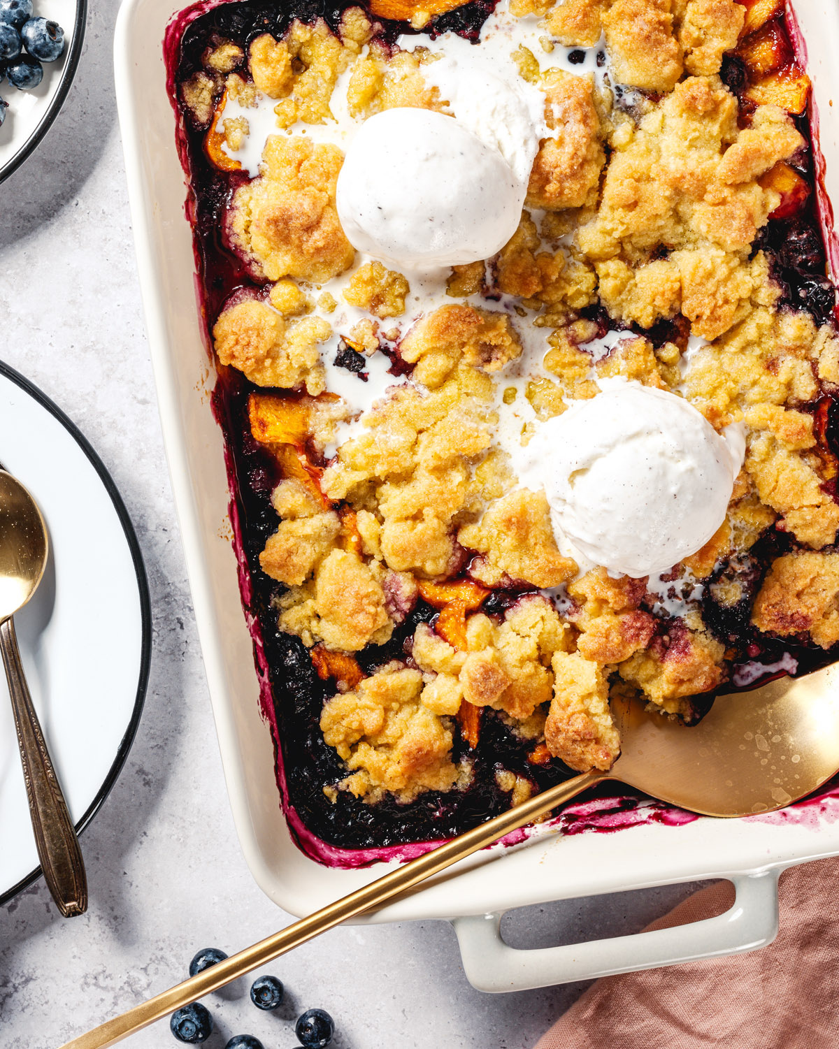 peach blueberry cobbler