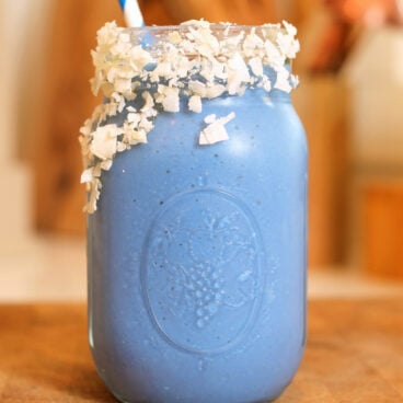 Blue spirulina smoothie